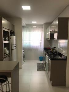 Apartamento 2 dormitórios a 350 metros do mar na Meia Praia - Itapema-sc tesisinde mutfak veya mini mutfak