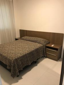 A bed or beds in a room at Apartamento 2 dormitórios a 350 metros do mar na Meia Praia - Itapema-sc