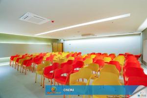 ein Konferenzraum mit roten und gelben Stühlen darin in der Unterkunft Apartamento no Olímpia Park in Olímpia