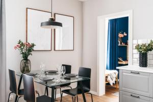 comedor con mesa negra y sillas en Boho Lofts by LoftAffair, en Cracovia