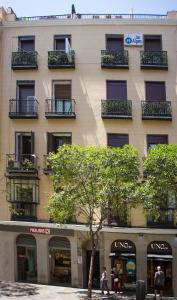 wysoki budynek z balkonami na boku w obiekcie Hostal Los Alpes w Madrycie