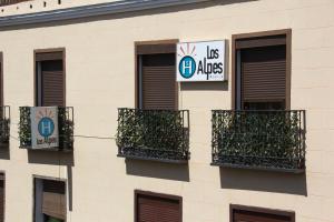 budynek z dwoma balkonami z roślinami w obiekcie Hostal Los Alpes w Madrycie