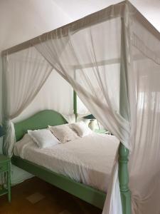 Кровать или кровати в номере Villa Guadeloupe Saint François Accès Mer Piscine IGUANA BAY - Villa Zagadi