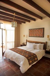 ein Schlafzimmer mit einem großen Bett und einem großen Fenster in der Unterkunft La Hacienda Bahia Paracas in Paracas