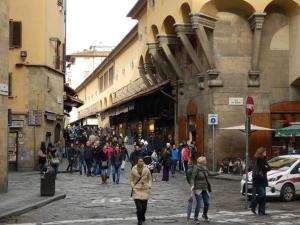Un groupe de personnes marchant dans une rue de la ville dans l'établissement Casa Savioli, à Florence