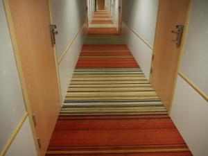 un long escalier en moquette dans une chambre d'hôtel dans l'établissement Sankt Olof Hotell & Krog, à Malung