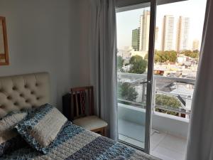 里奥夸尔托CALIDO-Departamento 1 dormitorio amueblado excelente ubicacion的一间带床的卧室，可欣赏城市景观