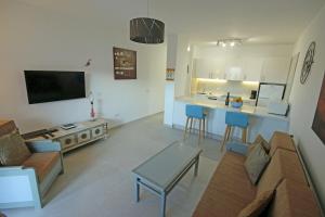 Kuchnia lub aneks kuchenny w obiekcie MARINEDA by RENTMEDANO newly renovated, ocean view, wifi, parking, pool