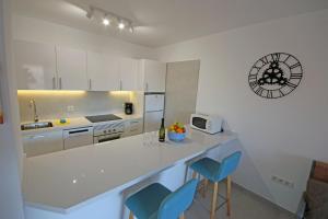 Kuchnia lub aneks kuchenny w obiekcie MARINEDA by RENTMEDANO newly renovated, ocean view, wifi, parking, pool