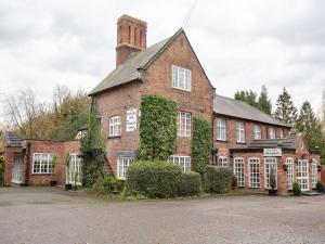 Stary budynek z cegły, na którym rośnie bluszcz. w obiekcie Wincham Hall Hotel w mieście Northwich