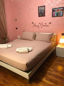 Tempat tidur dalam kamar di B&B IL VIALETTO