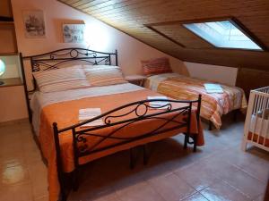 1 dormitorio con 2 camas en un ático en Casale Santilli, en Agnone