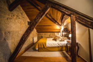 Uma cama ou camas num quarto em Pazo Barbeirón Slow Hotel Ribeira Sacra