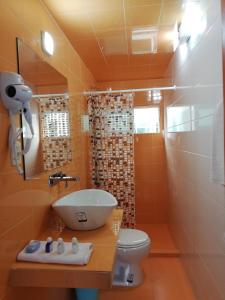 a bathroom with a sink and a toilet at CORDIALITY INN in Puebla