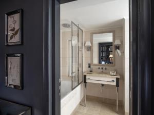 The Franklin London - Starhotels Collezione的一间浴室