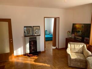 ein Wohnzimmer mit einem Stuhl und einem Kamin in der Unterkunft NED Haus in Feldkirchen bei Graz