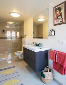 uma casa de banho com um lavatório, um chuveiro e um WC. em B&B Belle de Nuit em Ostend