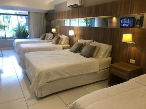 Giường trong phòng chung tại Los Alpes Villa Morra +56 ảnh
