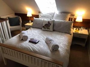 מיטה או מיטות בחדר ב-Arthur Street Guest Cottage No16