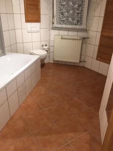 uma casa de banho com banheira e WC em Haus Hennecke em Lennestadt