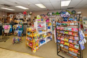 un negozio pieno di giocattoli e altri articoli di Chehalis Camping Resort One-Bedroom Cabin 2 a Onalaska