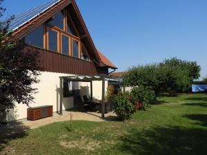 a house with a pavilion next to a yard at Idyll im Land der 1000 Seen in Liessow