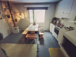 uma pequena cozinha com uma mesa e uma janela em Taiga School em Virrankylä