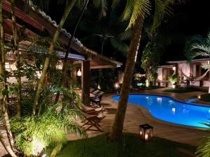 um resort com piscina à noite em Pousada Tartaruga em Pipa