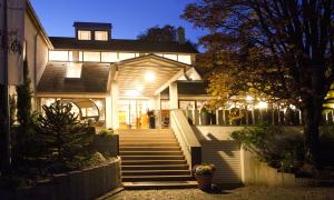una casa con escaleras delante de ella por la noche en Romantik Hotel Johanniter-Kreuz, en Überlingen