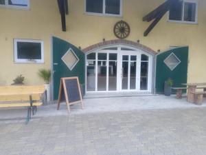 een gebouw met een grote deur met een klok erop bij Gästehaus Kling in Rettenbach