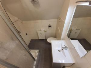 Ένα μπάνιο στο 2 Zimmer Wohnung neben der Burg