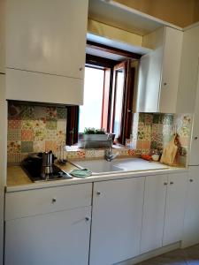 Kuhinja oz. manjša kuhinja v nastanitvi La Casetta di Nonna Ida