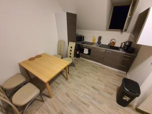 Η κουζίνα ή μικρή κουζίνα στο 2 Zimmer Wohnung neben der Burg