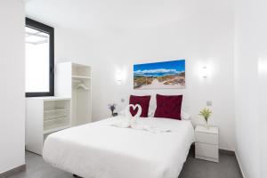 A bed or beds in a room at APARTAMENTOS BLUE EYES
