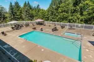 una piscina con sedie, tavoli e recinzione di Chehalis Camping Resort Cottage 5 a Onalaska