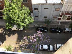 una vista aérea de los coches estacionados en un estacionamiento en Luminous Apartment in Recoleta en Buenos Aires