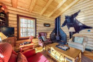 a living room in a log cabin at Fisherman's Cabin in Greenville