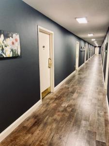 a hallway with blue walls and wooden floors at University Inn Duke in Durham