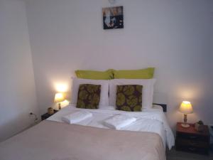 una camera da letto con un grande letto bianco con due lampade di Appartement Franche Valeine a Juan-les-Pins