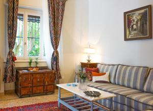 un soggiorno con divano e tavolo di A Happy Stay at Edem Beach by Athenian Homes ad Atene