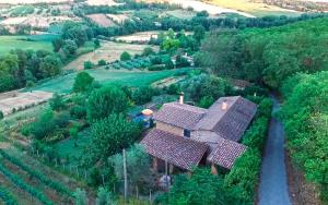 una vista aérea de una casa con varios tejados en Casale san Pietro, en Otricoli