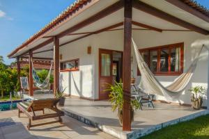 een villa met een hangmat op een patio bij Luxury Villa - Madeiro in Pipa