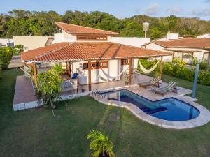 una vista aérea de una casa con piscina en Luxury Villa - Madeiro en Pipa