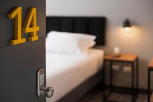Postel nebo postele na pokoji v ubytování The PopCity Hotel