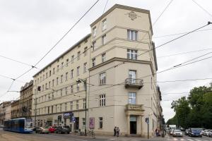 um edifício alto na esquina de uma rua em DELUXE in CRACOW - OLD TOWN & CRACOW KAZIMIERZ em Cracóvia