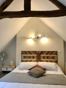 een slaapkamer met een groot bed met een houten hoofdeinde bij Résidence Le Musoir in Le Tréport