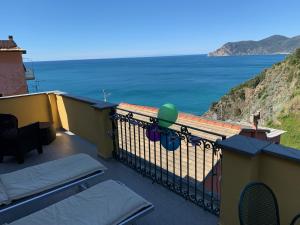 a balcony with a view of the ocean at Affittacamere Le Terrazze in Corniglia