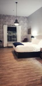 Ένα ή περισσότερα κρεβάτια σε δωμάτιο στο Waterfront Hotel