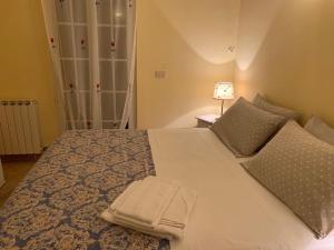 a bedroom with a large white bed with a lamp at Affittacamere Le Terrazze in Corniglia