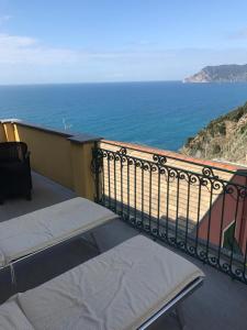 a balcony with a view of the ocean at Affittacamere Le Terrazze in Corniglia